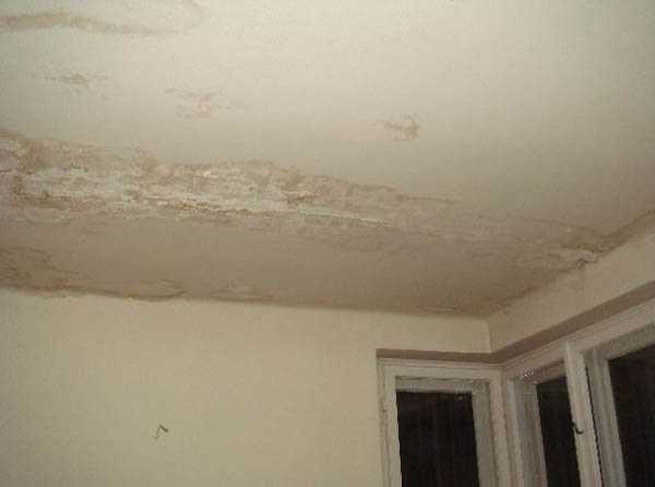 Желтые пятна на потолке после затопления: как и чем лучше вывести