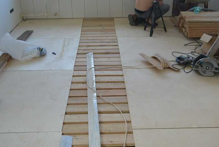 Как выровнять деревянный пол под ламинат: процесс выравнивания пола при помощи стяжки, фанеры и клиновидных лаг своими руками