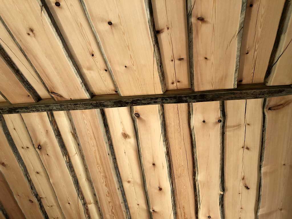Черновой потолок по деревянным балкам: подшивка в частном доме доской и установка