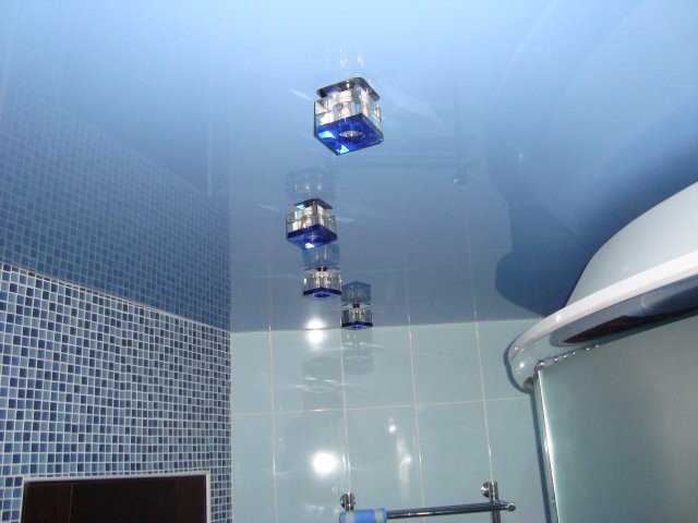 Освещение в ванной комнате с натяжным потолком: варианты без люстры, с точечными светильниками
 - 23 фото