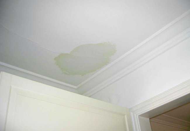 Почему появляются и как убрать желтые пятна на потолке?