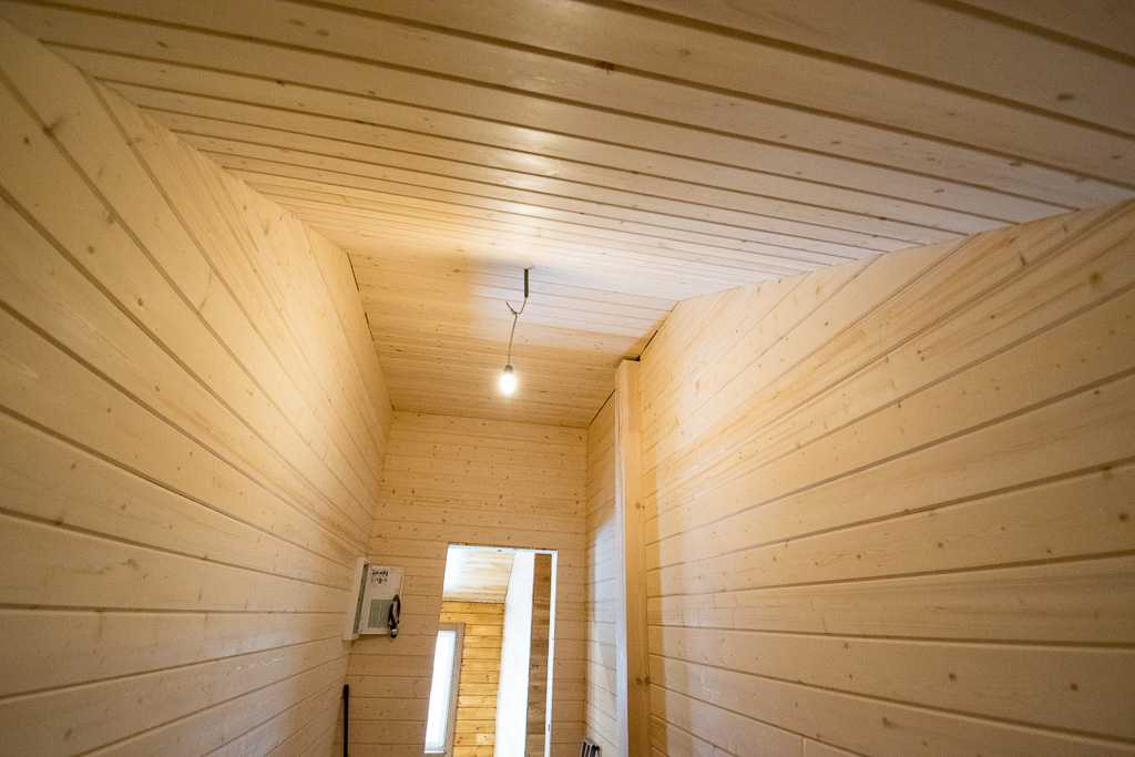 Деревянный реечный потолок с подсветкой своими руками: фото и цена из брусков с отделкой