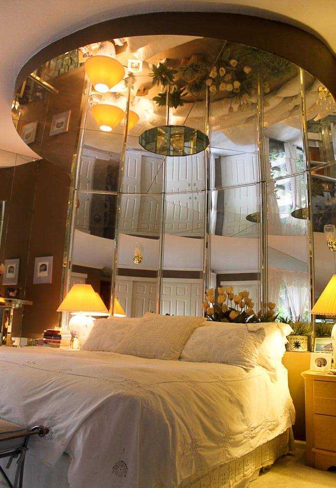 Виды и особенности зеркальных потолков в спальне