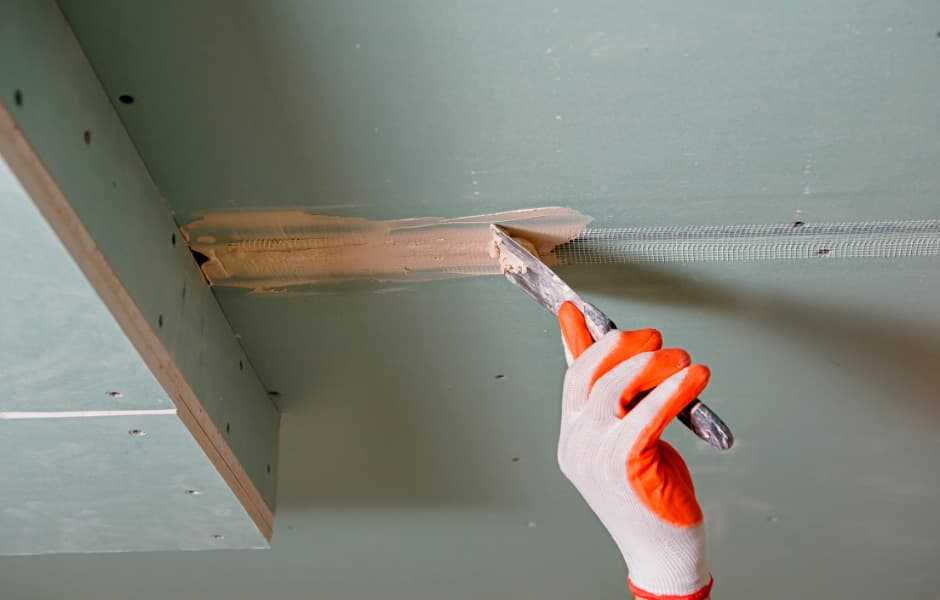 Как правильно шпаклевать потолок - технология: как и чем шлифовать поверхность после шпаклевки, сколько сохнет финишная отделка, шпаклевка в деталях