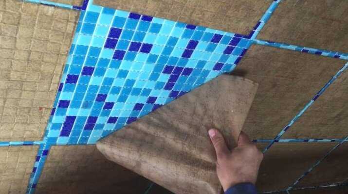 Как клеить плитку мозаику | мозаичную плитку | технология укладки мозаичной плитки | ну и правильная укладка мозаики| затирка плитки мозаики
