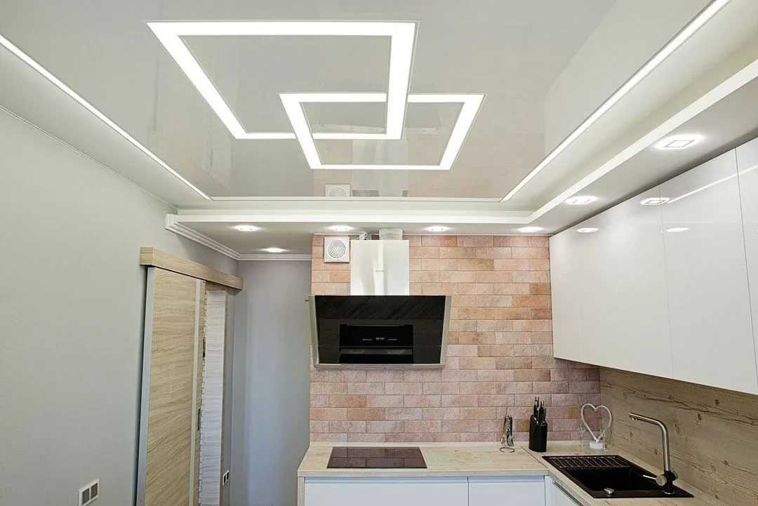 Многоуровневые потолки из гипсокартона с точечными светильниками