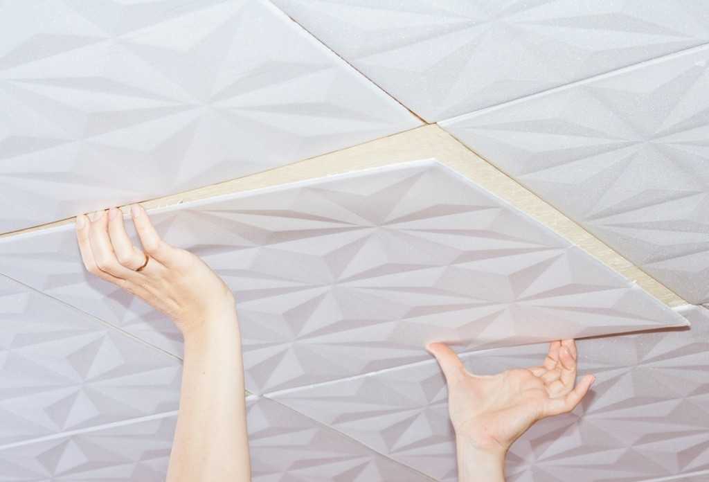 Как снять потолочную плитку из пенопласта с потолка