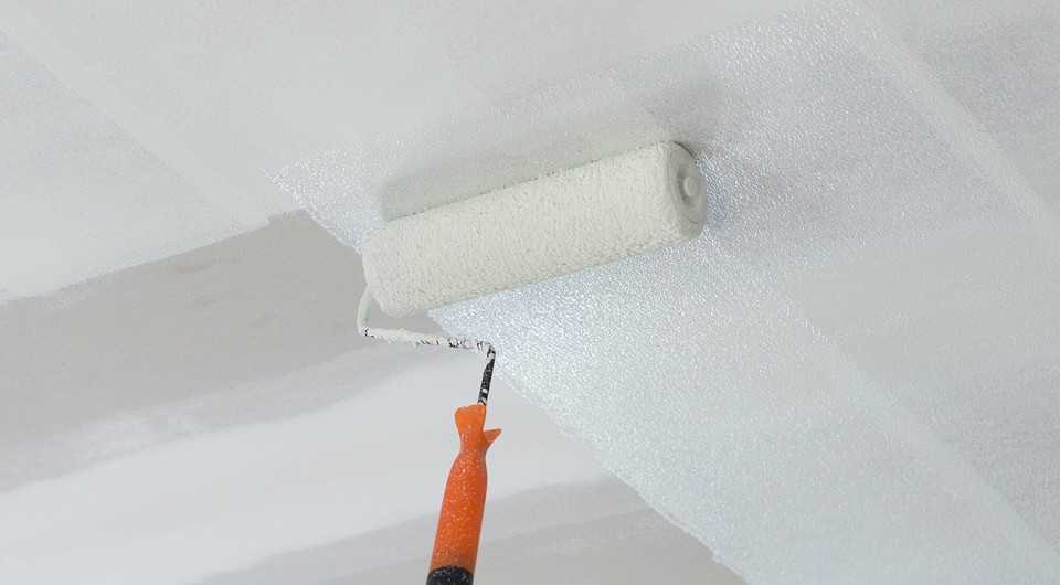 Как покрасить потолок если он побелен: рекомендации