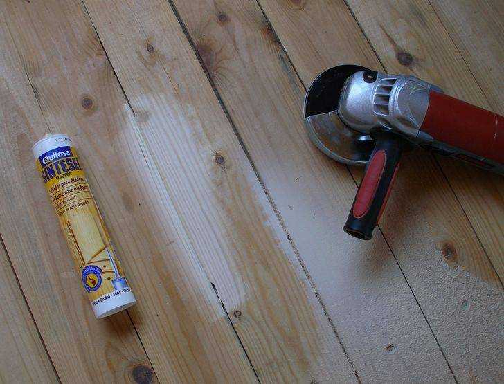 Заделка щелей в деревянном полу - как и чем лучше проводить ремонт