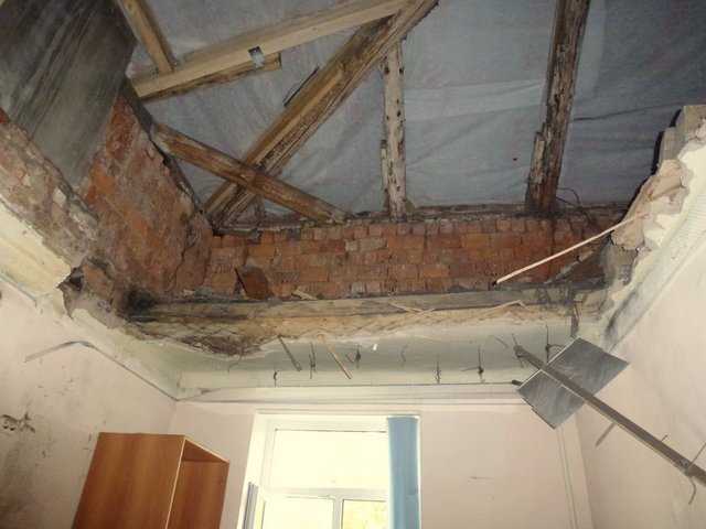 Как починить просевший потолок из дранки в старом доме