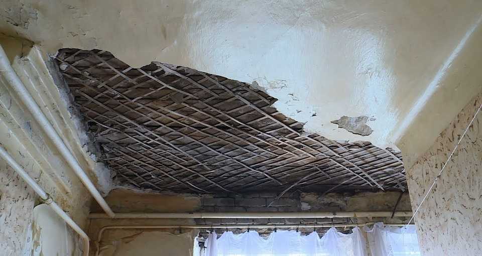 Потолок из дранки — как заштукатурить?