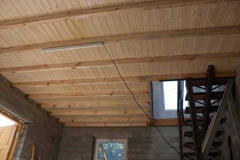 Имитация бруса на потолок – виды, различия, правила монтажа и отделки