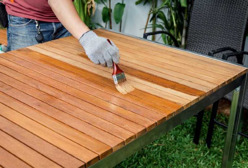 Каким лаком покрыть деревянный стол и как правильно его наносить