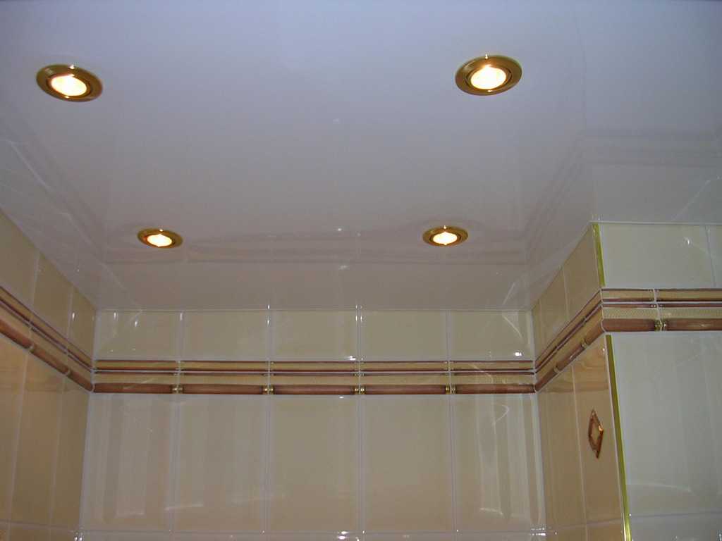 Натяжной потолок в ванной: плюсы и минусы, глянцевый или сатиновый, установка, монтаж, недостатки устройства в ванной комнате