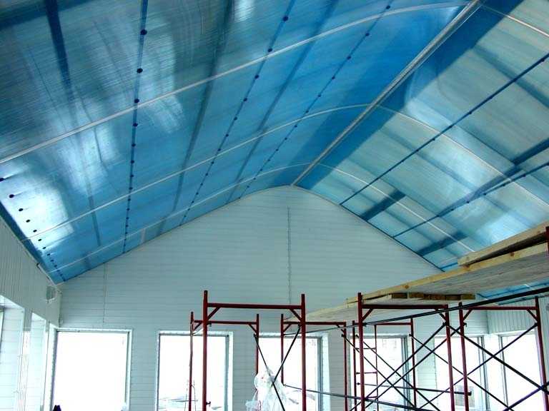 Потолок из поликарбоната с подсветкой - дизайн и интерьер