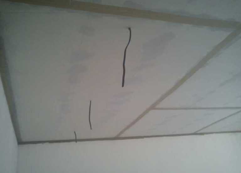 Как заделать трещины на потолке из гипсокартона после покраски