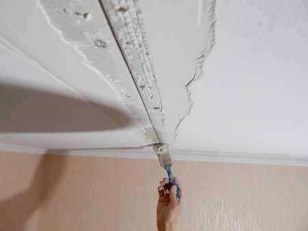 Как заделать дырку или трещину в гипсокартоне на потолке
