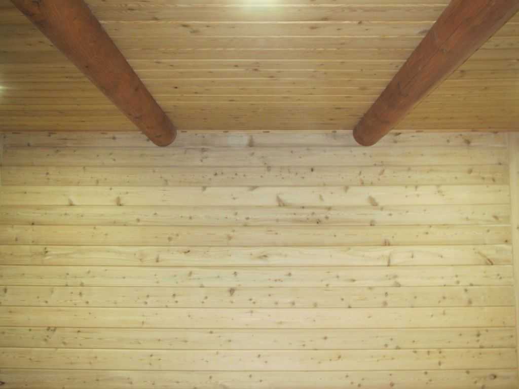 Подшивка чернового потолка по деревянным балкам в частном доме