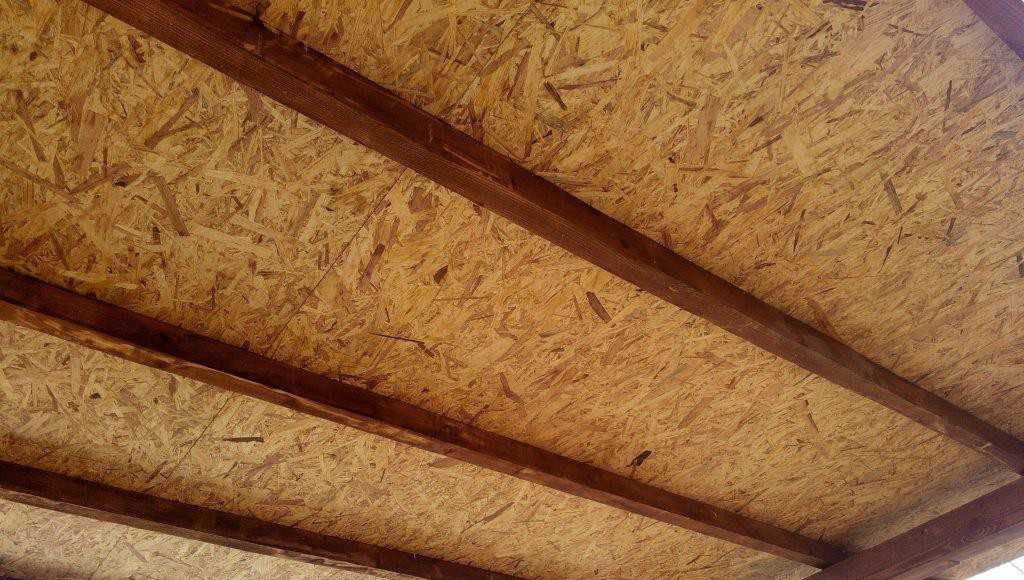 Монтаж чернового потолка из осб плит и отделка по деревянным балкам