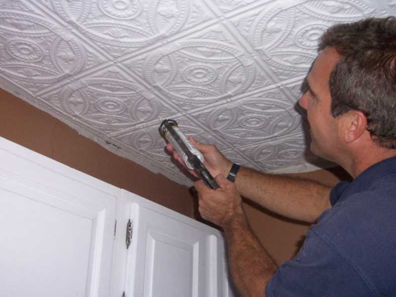 Как клеить плитку на потолок: инструкция и стильные варианты укладки потолочной плитки - всё для дома - медиаплатформа миртесен
