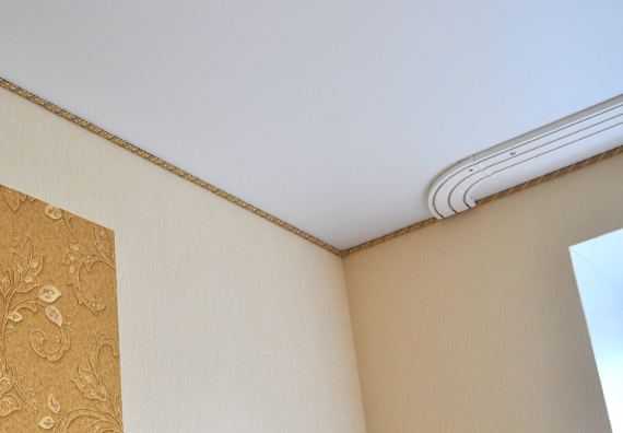 Плинтус для натяжного потолка — важная деталь дизайна потолочной поверхности