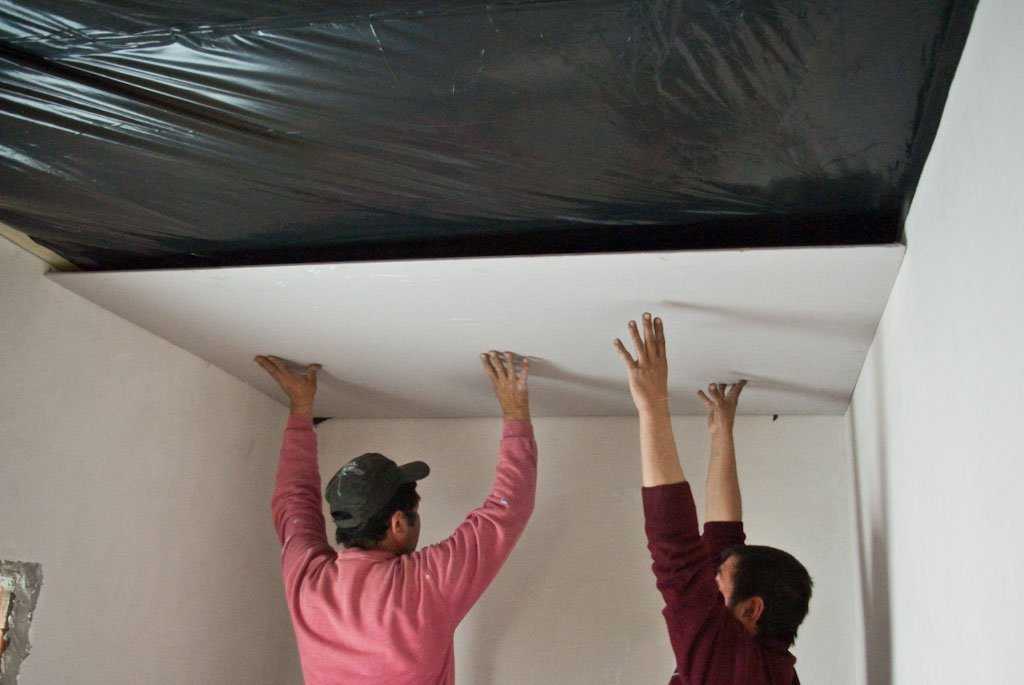 Как заделать трещины и швы между плитами на потолке