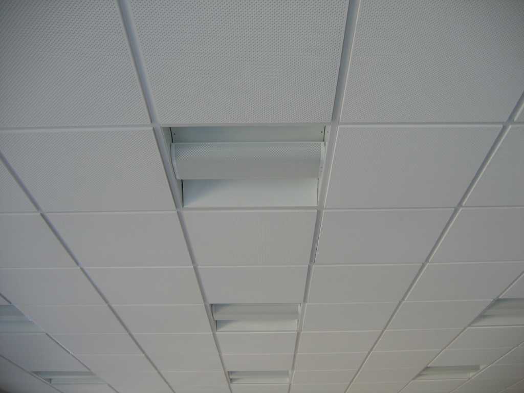 Алюминиевые подвесные потолки: особенности, плюсы и минусы