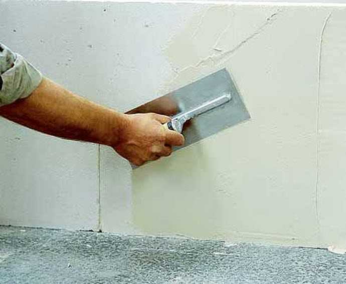 Шпатлевание стен своими руками и подготовка под шпаклевку