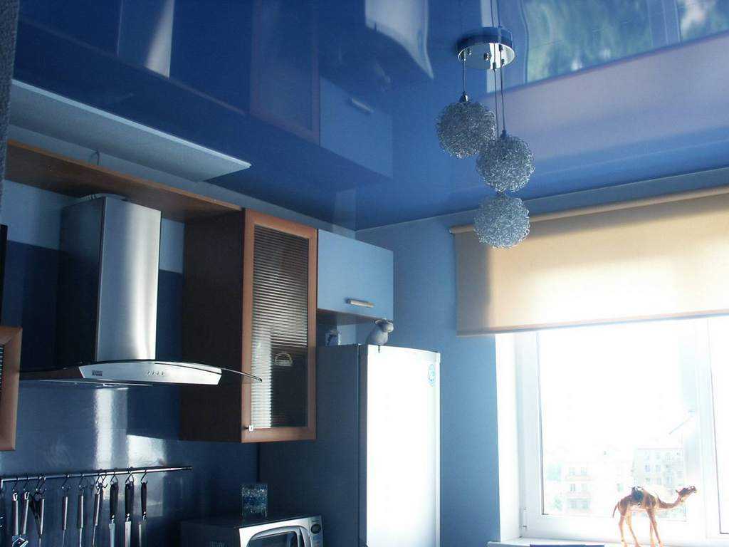 Натяжной потолок на кухне —  варианты дизайна