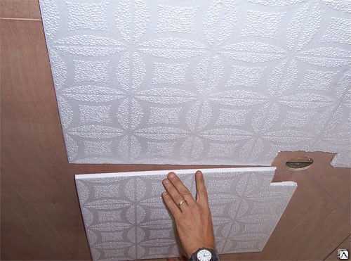 Как клеить пенопластовую плитку на потолок своими руками | советы хозяевам.рф