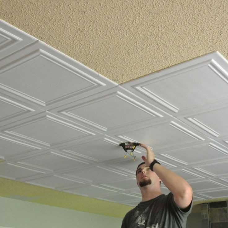 Как снять потолочную плитку и очистить потолок от клея