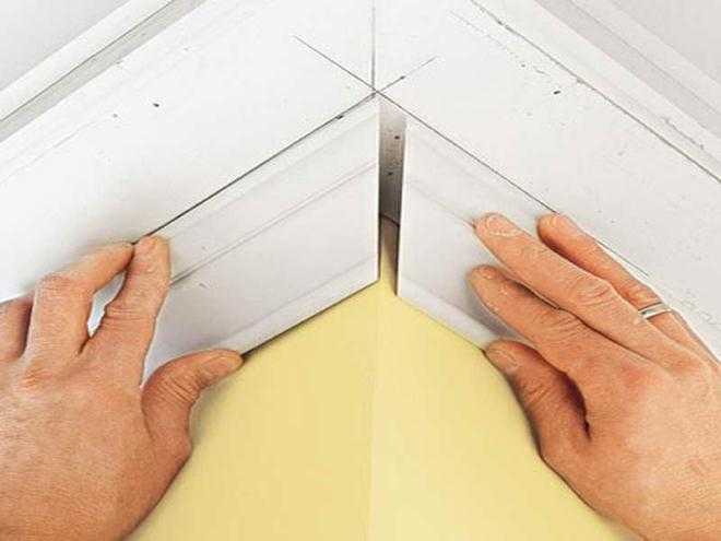 Как зарезать углы: режем потолочный и напольный плинтус правильно
