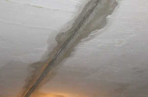 Способы не допустить появление трещин на стенах Типичные ошибки мастеров и советы как обезопасится от трещин на потолке Использование серпянки и паутинки