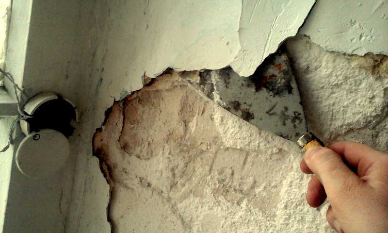 Как заделать вздутие на стене комнаты. почему отваливается штукатурка на потолке и что делать в таких случаях? заделка крупных трещин на наружных стенах