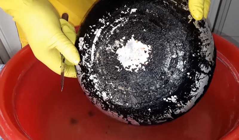 5 способов быстро отмыть пригоревшую чугунную сковородку