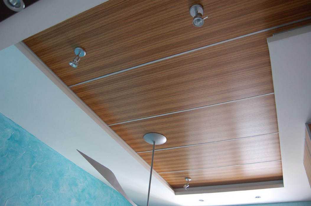 Оформление потолка в гостиной: виды конструкций, форм, цвет и дизайн, идеи освещения
