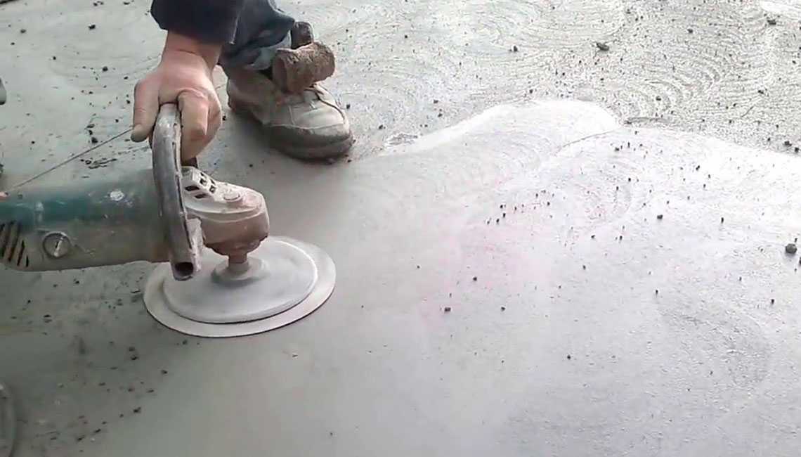 Чем затирают бетонные полы: использование вертолета и мастерка