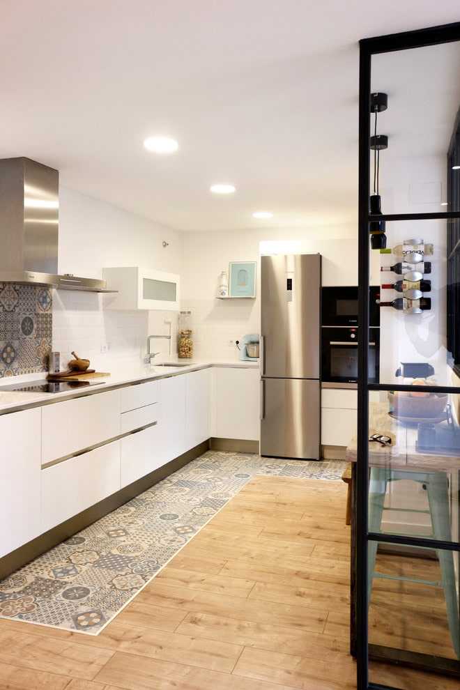 Комбинированный пол на кухне из плитки и ламината: фото и идеи оформления