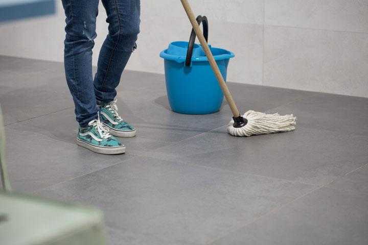 4 вещи, которыми нельзя мыть полы, если вы суеверны