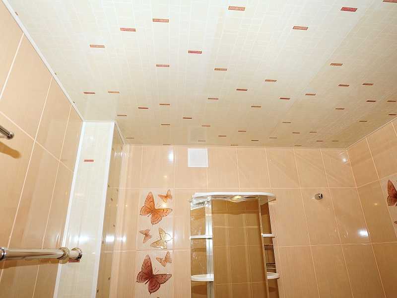 При ремонте в маленькой ванной комнате особое внимание уделяется оформлению потолка Из-за высокой влажности выбор материалов ограничен, но при этом есть достаточно вариантов отделки, которые помогут сделать даже такое небольшое помещение уютным и привлека