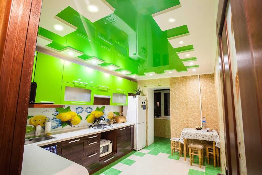 Какой натяжной потолок лучше выбрать для кухни - 11 фото