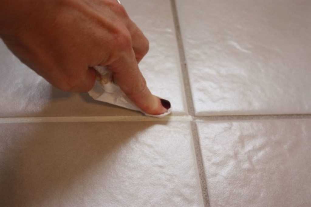 Как обновить швы между плиткой в ванной: 10 лучших способов + инструкции, затирка швов плитки,чем замазать, швы почернели что делать, замазка, как поменять затирку, реставрация.