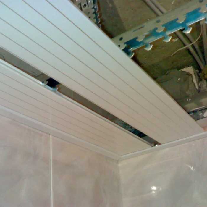 Потолочный сайдинг: как подшить на кухне, фото металлического для ванной и дизайн