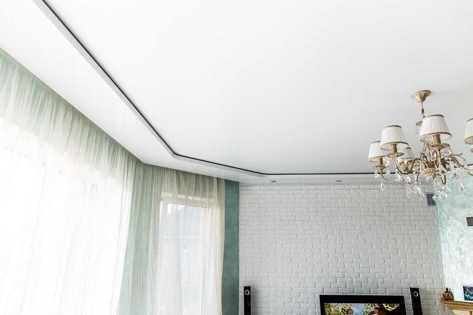 Двухцветные натяжные потолки в интерьере - тонкости подбора и лучшие примеры