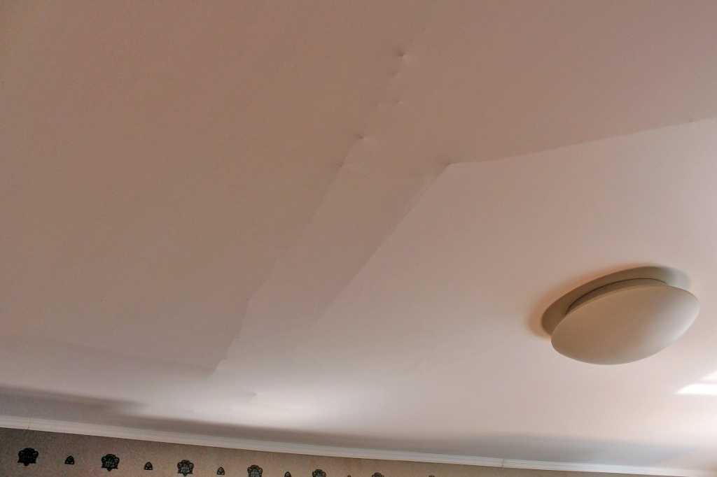 Зачем нужна вентиляция под натяжным потолком?
