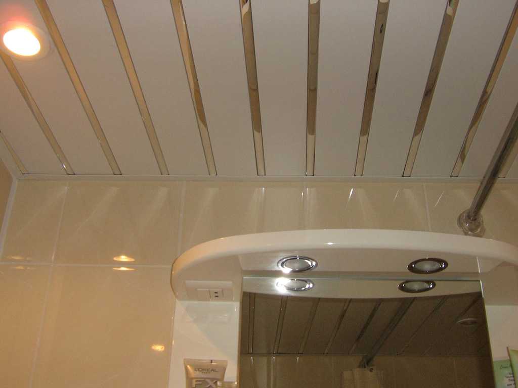 Дизайн ванной на мансарде: особенности отделки, цвет, стиль, выбор штор, 65 фото