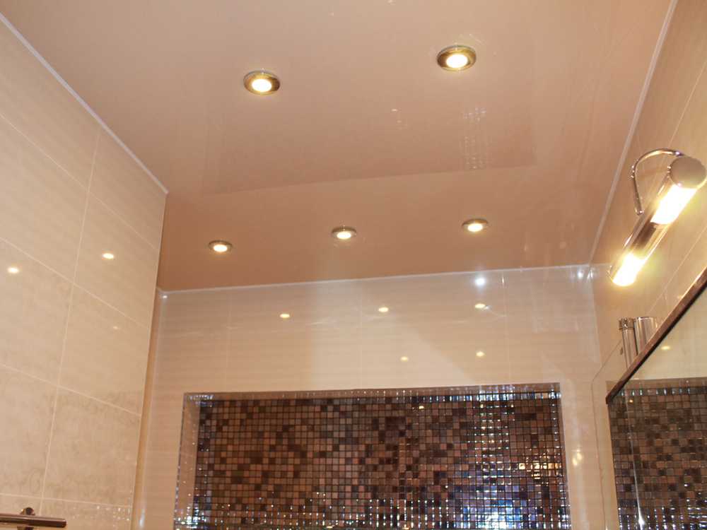 Натяжной потолок в ванной – 85 фото идей как создать современный интерьер!