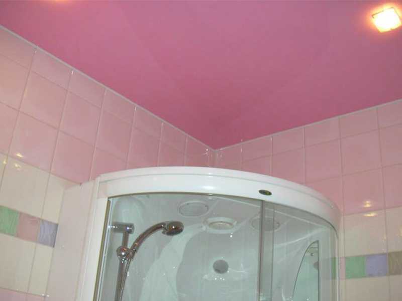 Натяжной потолок в ванной 🛀 какой потолок в ванной лучше