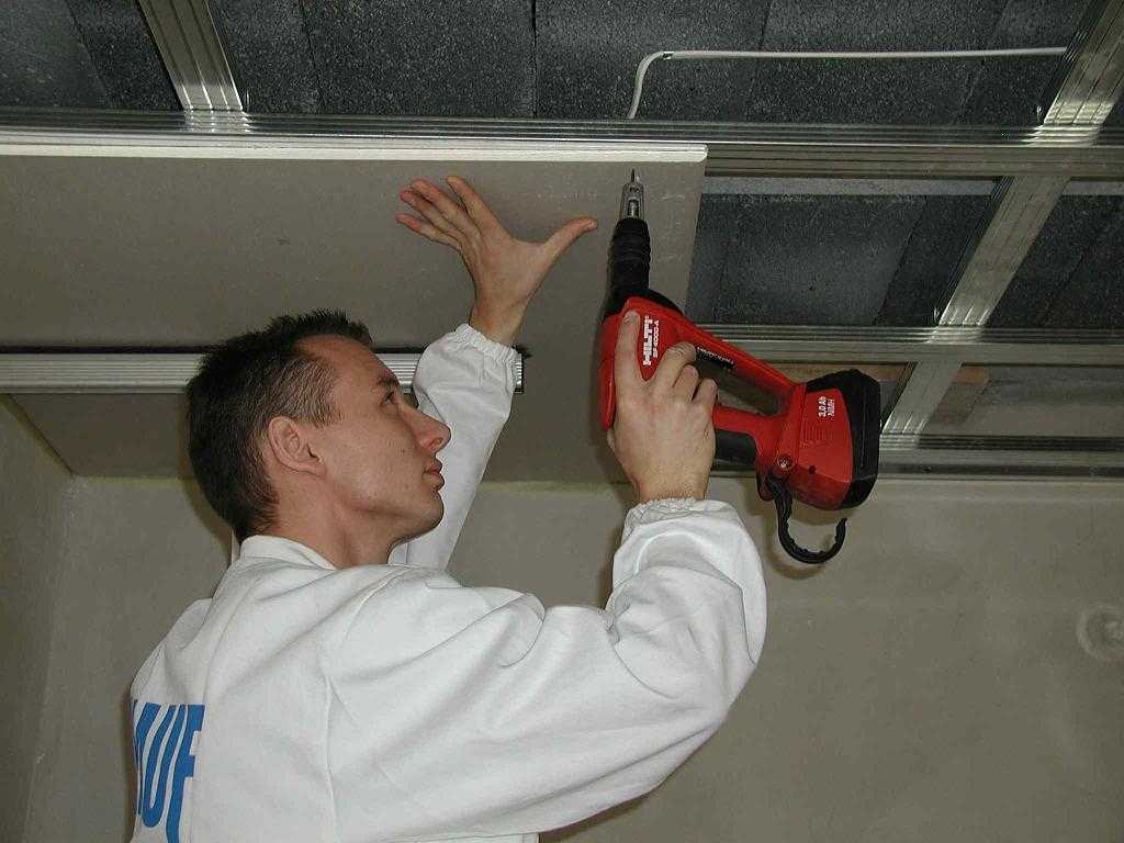 Потолок из гипсокартона своими руками: правила установки гипсокартона на потолок