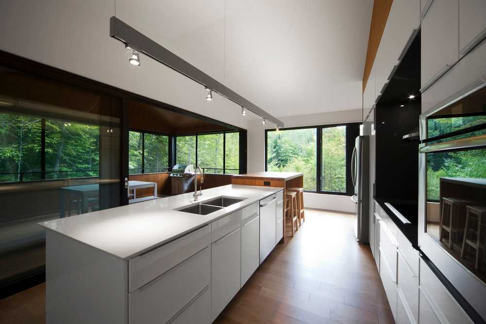 Дизайн кухни с окном: используем пространства у окна правильно, 100 фото